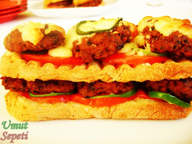 Köfteli Kebap köfte kebabı,ekmekli köfte,köfte tarifleri,fırın köfte,kaşarlı köfte