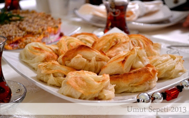 midye börek yapılışı midye börek nasıl yapılır,kolay börek,börek tarifleri,pratik börek tarifleri