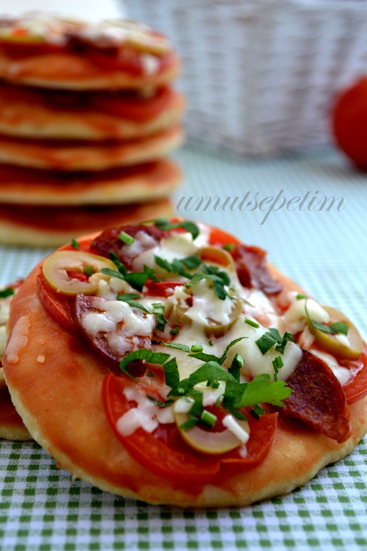 mini pizza tarifi sucuklu pizza,pizza tarifleri,kolay pizza,çocuk yemekleri